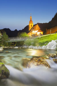 Blick vom Malerwinkel auf Kirche St. Sebastian und Fabian an der Ramsauer Ache in Ramsau, im Hintergrund die Reiter Alm in den Berchtesgadener Alpen, Berchtesgadener Land, Oberbayern, Bayern, Süddeutschland, Deutschland, Europa Blick vom Malerwinkel auf Kirche St. Sebastian und Fabian an der Ramsauer Ache in Ramsau, im Hintergrund die Reiter Alm in den Berchtesgadener Alpen, Berchtesgadener Land, Oberbayern, Bayern, Süddeutschland, Deutschland, Europa